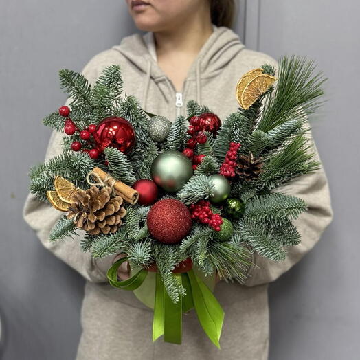 Новогодняя композиция с декором в шляпной коробке
