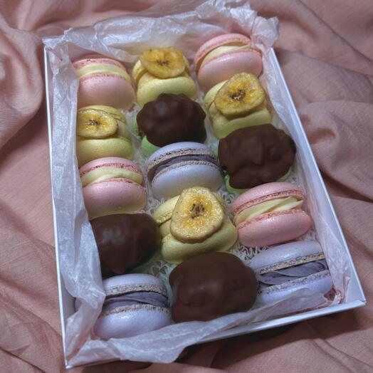Набор ассорти макарон (макарун, макаронс) из 15 штук в подарок маме, подруге, девушке, коллеге