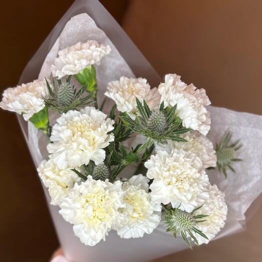 Белые диантусы гвоздики и эрингиум колючка