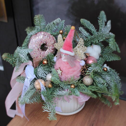 Новогодняя композиция «Розовые снежинки» из нобилиса, декоративного ангела, новогодних шаров , шишек на Новый год
