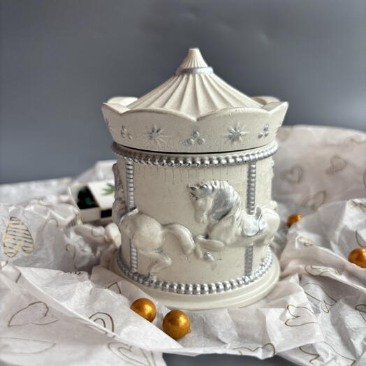 Свеча ароматическая в гипсовом подсвечнике - шкатулке Волшебная карусель с ароматом Белый чай для уюта в интерьере