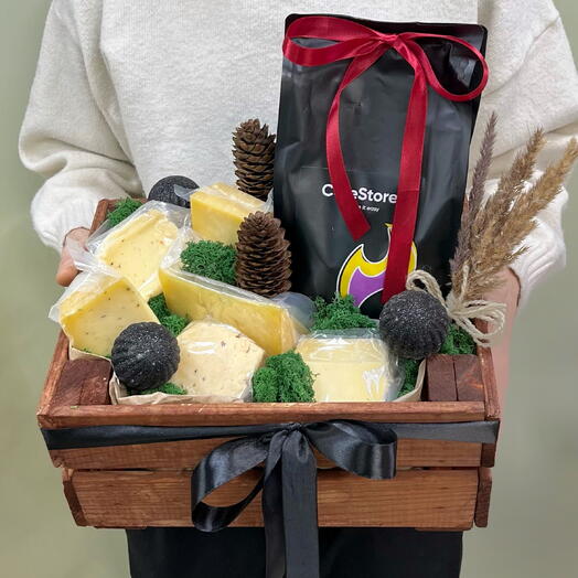 Большой набор из сыров и зернового кофе «Арабика» в деревянном ящике