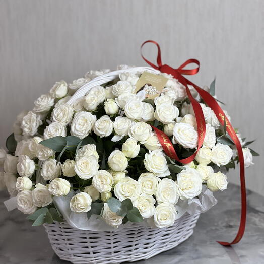 Корзина с белыми розами