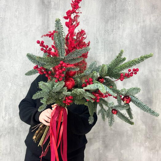 Новогодний букет из нобилиса с ягодами