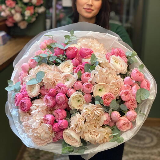 Большой нежно-розовый букет с гортензией и пионовидными розами MONCEAU