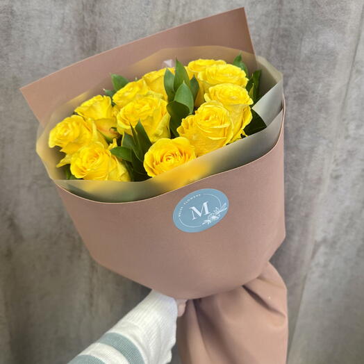 Желтые розы в стильном оформление 💛