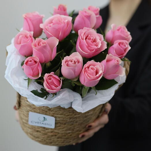 Корзина с нежными розовыми цветами М