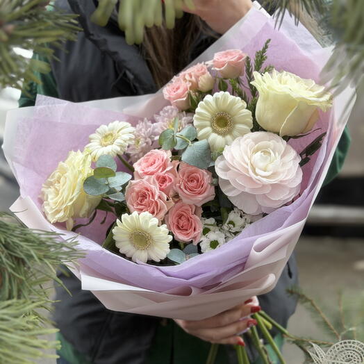 Букет с ранункулюсом и розами