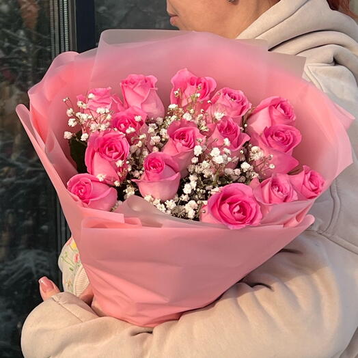 15 розовых роз с гипсофилой