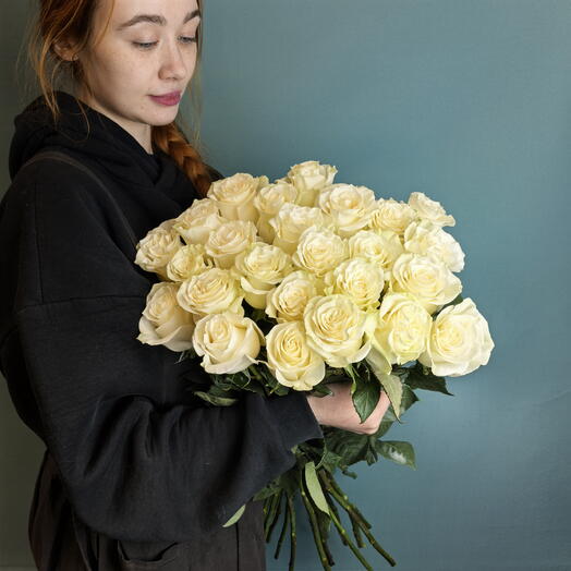 Белые розы 25 шт под ленту