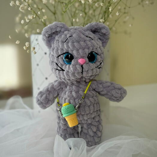 Мягкий плюшевый кот — это уютная и симпатичная игрушка для детей и взрослых. Выполнен из высококачественного материала