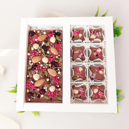 Шоколадная плитка с конфетами. Подарочный шоколадный набор. Сладкий набор