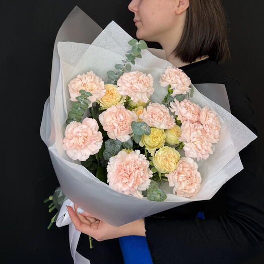 Нежный букет как из Pinterest из стойких диантусов и кустовых роз