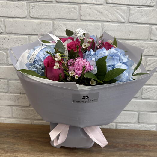Букет из гортензий розочек и диантуса