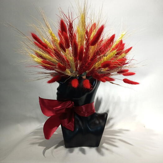 Лицо с сухоцветами