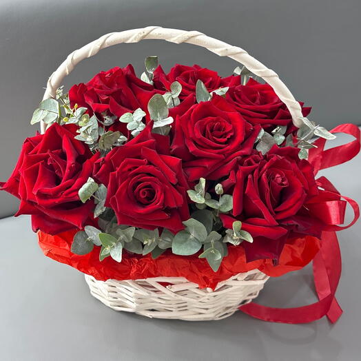 Любовь 🥰 моно композиция из французских роз и ароматного эвкалипта в плетеной корзине