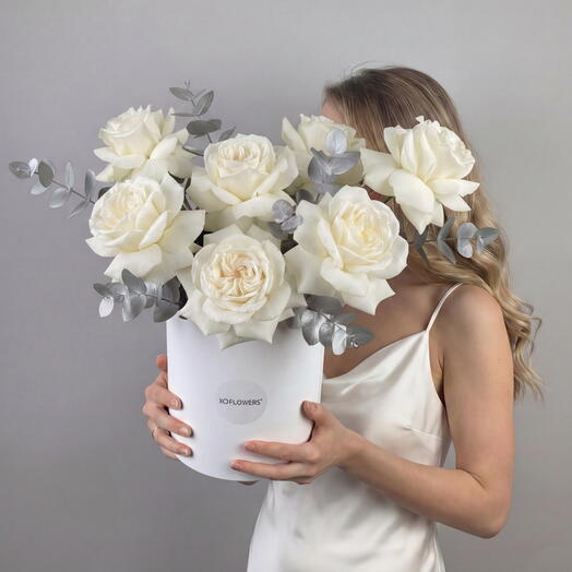 Композиция с белыми французскими розами и эвкалиптом от XOFLOWERS