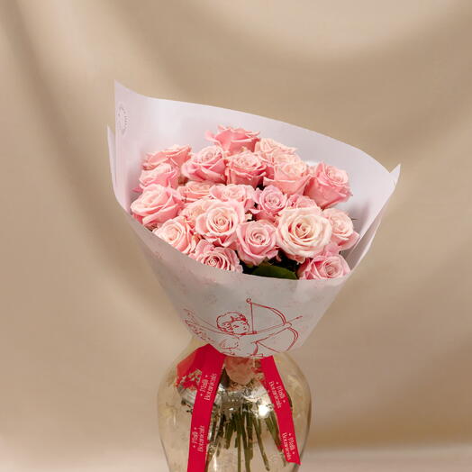 Mono bouquet of powder-pink roses