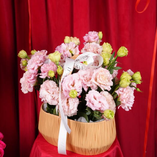 Нежный лизиантус в корзине