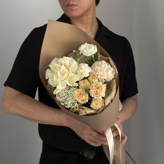 Букет togo Old money — кустовые розы Summer rose, Роза французская белая, гвоздики и озотамнус