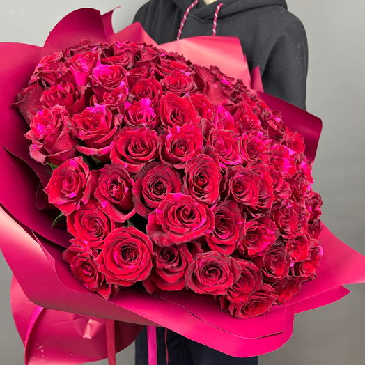 Монобукет из 101 розы в яркой упаковке