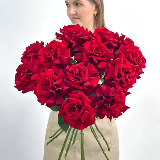 Букет французские ажурные красные розы 15 шт