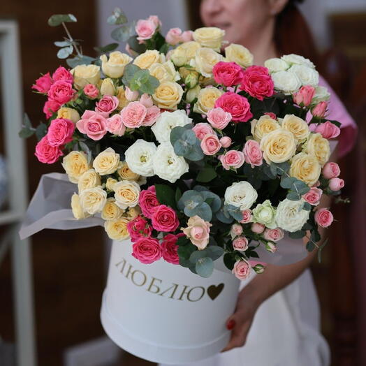 15 кустовых роз в коробке Люблю