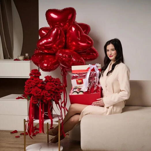Цветы шары и подарок 🤩
