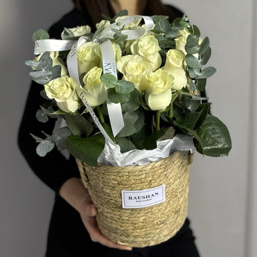 Белые розы в кашпо