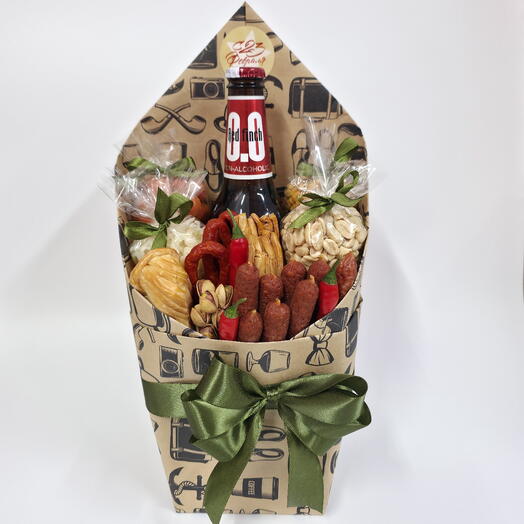 Мужской конверт с колбасками, сыром, снеками и безалкогольным пивом