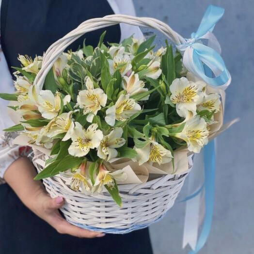 Букет в корзине из стойких альстромерий