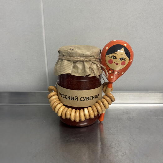 Русский сувенир с красной икрой кижуча