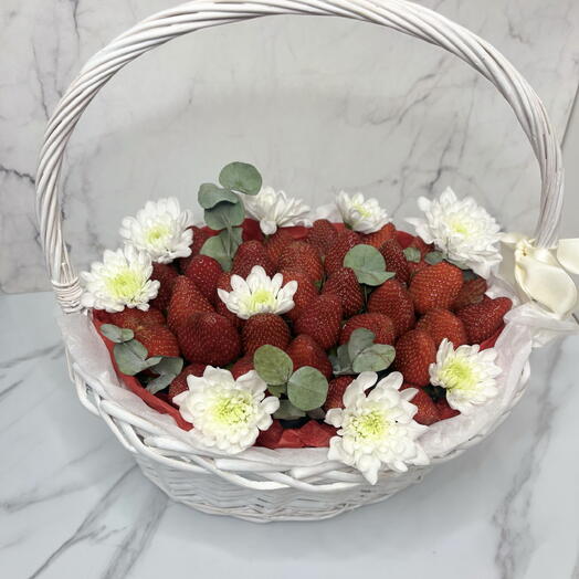 Корзина клубники на 8 марта