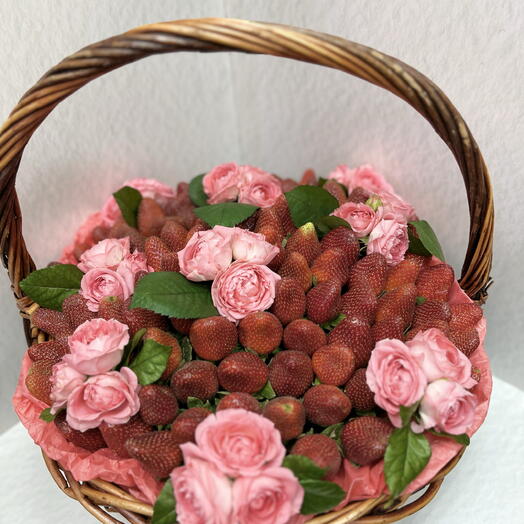 Корзина с розами и клубникой