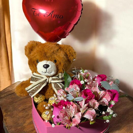 Caja de rosas con globo y peluche