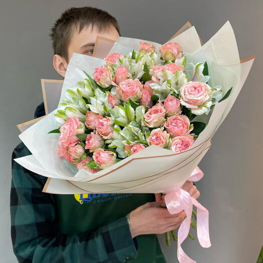 Пионовидные розы Бомбастик с альстромерией