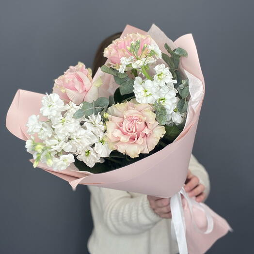 Шикарный ароматный букет из роз и маттиолы