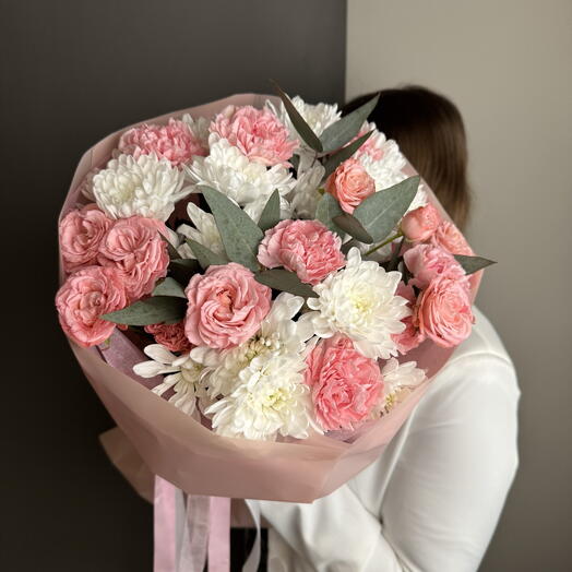 Нежный букет с кустовыми пион розами «Кимбирли»