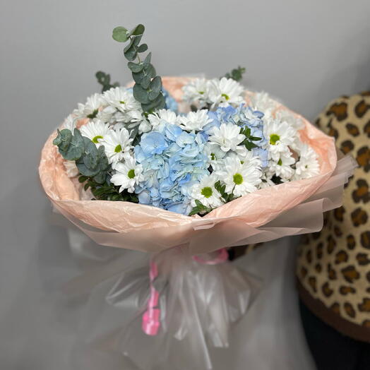 Букет из гортензий и кустовых хризантем