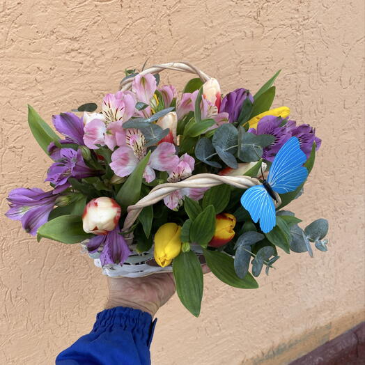 Корзина с тюльпанами и альстромерией