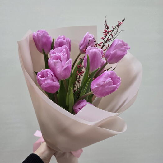 Букет из розовых тюльпанов с генистой "Розовый закат"