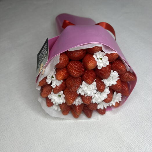 Клубничный букет с цветами