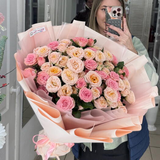 Моно из кустовых пионовидных роз