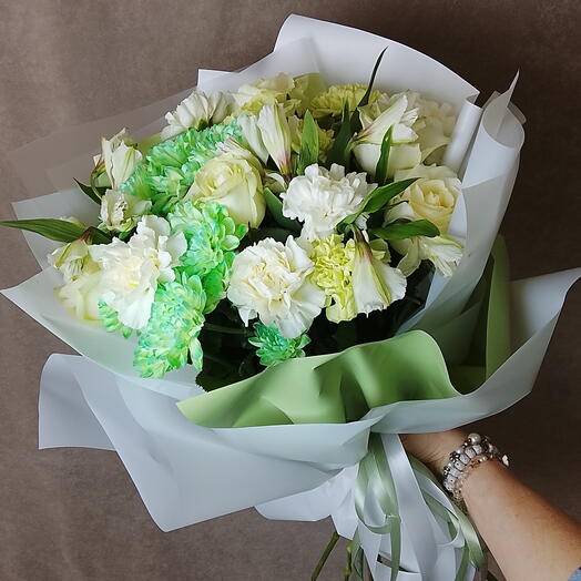 💚букет из диантусов Хризантем альстромерий и роз