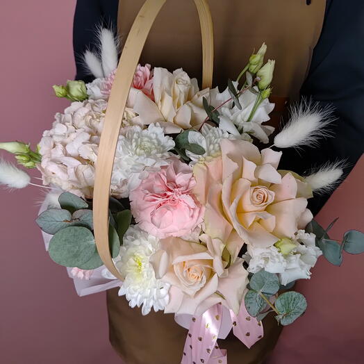 Нежная корзина с французскими розами, гортензией и диантусами