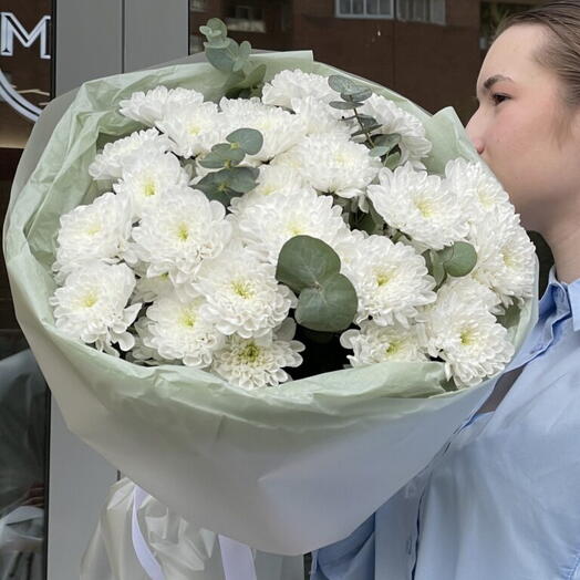 Букет с хризантемой с эвкалиптом