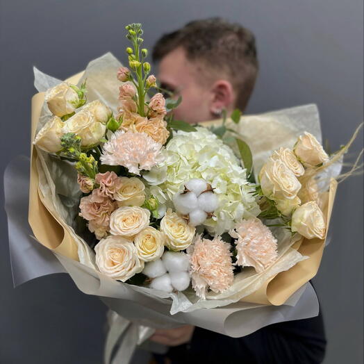 Микс из пионовидных кустовых роз, маттиол, гвоздик и гортензии с хлопком