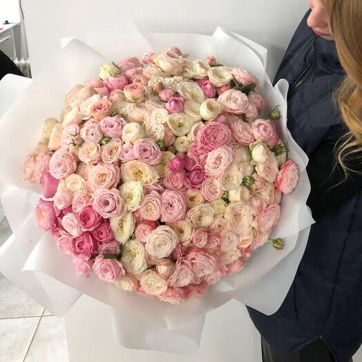 Нежный микс из 101 разноцветной кустовой розы