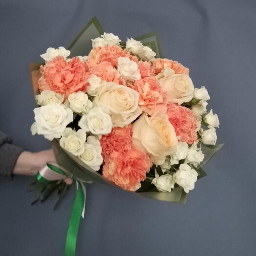 Букет из роз, гвоздик и кустоввз роз - " ПЕРСИКОВЫЙ РАССВЕТ"