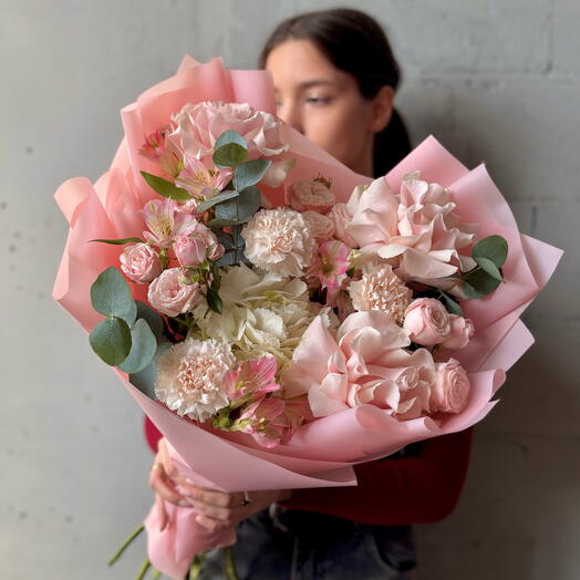 Ramo de Vainilla con hortensias y rosas francesas